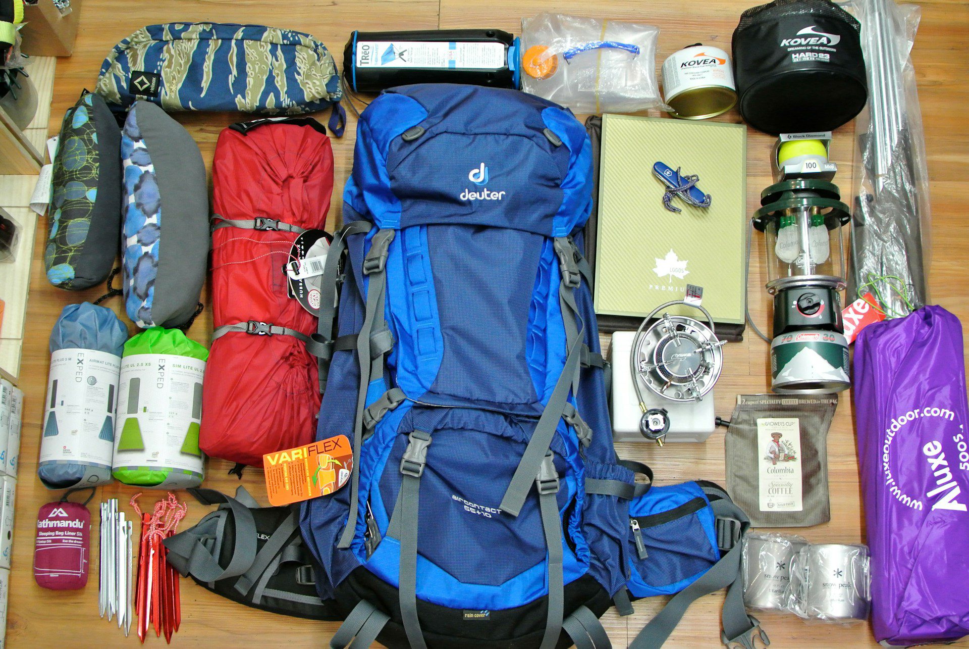 Kit with emergency supplies for a flood